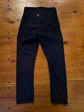 Lululemon women’s Black capri tights size 4